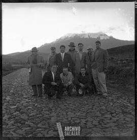 Integrantes del Sindicato de Choferes de Pichincha en curvas de Otón, Cayambe.