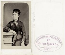 Tarjeta de visita Estudio Enrique Thede & Co. (Quito), retrato de joven mujer sin identificar.