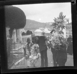 Hombres no identificados en cemeterio cargando ataud de niña.