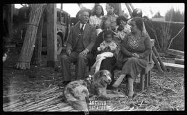 De izquierda a derecha, Nicolás Barrera (padre de Isabel Barrera) Josefina Paredes (madre de Isabel Barrera) con Roberto Salazar en brazos, Isabel Barrera detrás, hermanos Salazar Barrera con perro Molky.