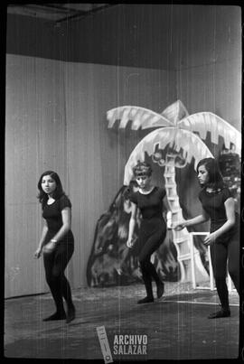 Elsa Villar y personas sin identificar en presentación de baile en Canal 6 TV.