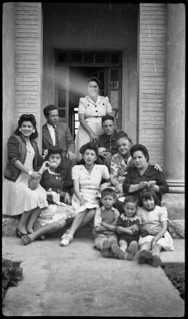 Isabel Salazar Barrera (en extremo derecho) con familia Columbus y Familia Romero en la Costa.