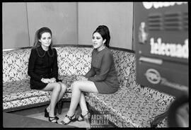 Mujeres sin identificar en presentación en Canal 6 TV.