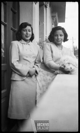 Pepa Salazar y Lupe Salazar con perra Popi en casa de la Arenas.