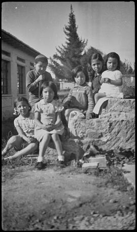 Hermanos Salazar Barrera de niños con mujer no identificada.