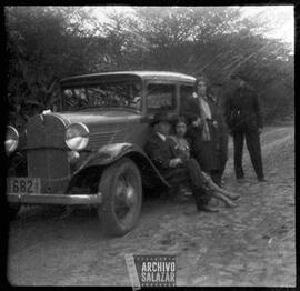 Familia Buitrón con auto de la época.