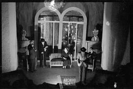 Compañia de Teatro Paco Tobar. Paco Tobar y personas sin identificar en presentación en Teatro Sucre.
