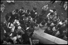 Canal 6 TV, Primera Maratón, 1961. Grupo de niños y mujeres con bebés en brazos esperando en exteriores, fotografiados desde arriba.