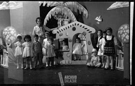Programa Infantil Club de la Abuela, Canal  6 TV.  Niñas y conductora posando.