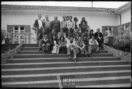 Foto grupal Familia de Patricio Jarrín, Canal 8 TV. Familiares posando en gradas.