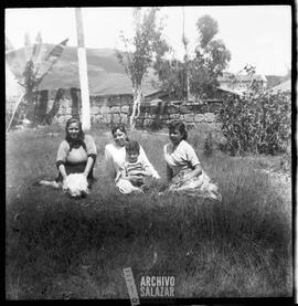 Isabel Barrera, Lupe Salazar, Alicia Salazar, Fredy Bolaños y perra Popi en La Merced.