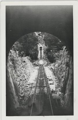 Vista de rieles desde funicular al cerro Monserrate.