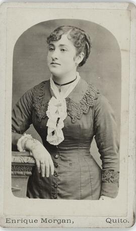 Tarjeta de visita del Estudio Enrique Morgan (Quito), retrato de mujer sin identificar.