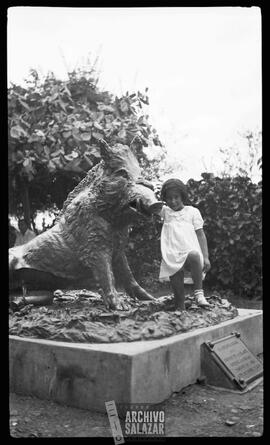 Pepa Salazar de niña en el Malecón de Guayaquil.