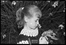 Casa de la familia López Arango, Canal 6 TV. Fiesta de cumpleaños infantil. Niña en jardín.