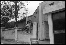 Hijos de Patricio Jarrín Hidalgo posando sentados encima de un muro.