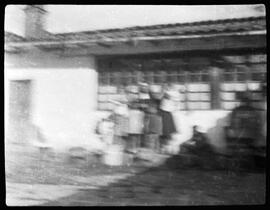 Grupo de mujeres desenfocadas no identificadas.