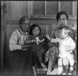 De izquierda a derecha, Josefina Paredes, Lola Salazar, Isabel Barrara y Pepa Salazar.
