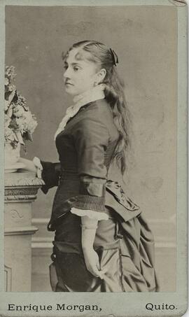 Tarjeta de visita del Estudio Enrique Morgan (Quito), retrato de mujer sin identificar.