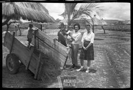 Mujeres no identificadas en la playa.
