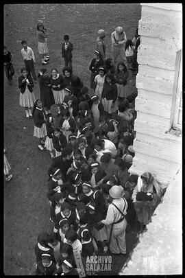 Canal 6 TV, Primera Maratón, 1961. Grupo de niñas con uniforme de escuela haciendo fila.