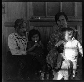 De izquierda a derecha, Josefina Paredes, Lola Salazar, Isabel Barrara y Pepa Salazar.