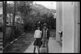 Hijos de Patricio Jarrín Hidalgo posando en el patio.