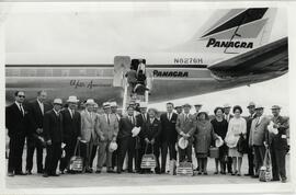 Eduardo Proaño (al centro) con grupo de aficionados deportivos posiblemente en Aeropuerto "Mariscal Sucre" y avión "Panagra" en fondo.