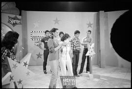 Margarita Dávalos y personas sin identificar en presentación del programa "Baje una estrella" en Canal 8 TV.