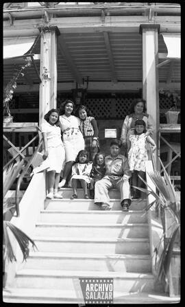 Familia Salazar Barrera de paseo. Hotel de Playas General Villamil. De izquierda a derecha Lola Salazar, Pepa Romero, Lola Romero, Isabel Barrera, Lupe Salazar, sentados Alicia Salazar, Roberto Salazar y Paco Salazar.