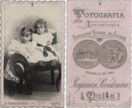 Tarjeta de visita del Estudio Benjamin Rivadeneira (Quito), retrato de niñas sin identificar.