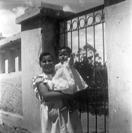 Marina Cifuentes con niña en brazos.
