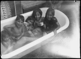 Hermanos Salazar Barrera de niños en bañera.