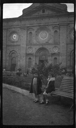 Paco y Lola Salazar de niños en plaza de Ambato.