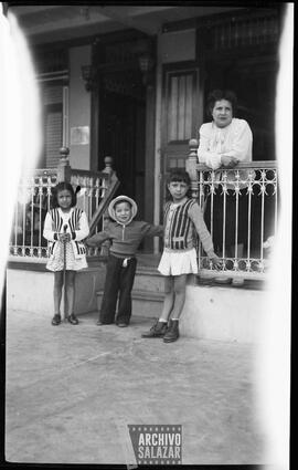 Alicia Salazar, Roberto Salazar, Lupe Salazar e Isabel Barrera de paseo en la Costa. Hotel de la playa.