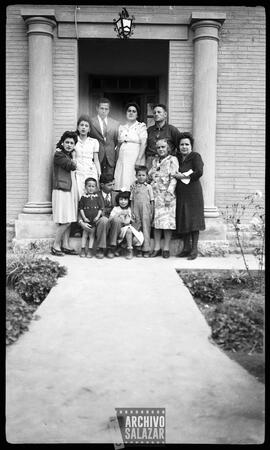 Isabel Salazar Barrera (en extremo derecho) con familia Columbus y Familia Romero en la Costa.
