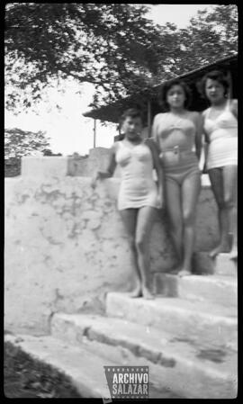 Pepa y Lola Salazar en piscina de La Merced.
