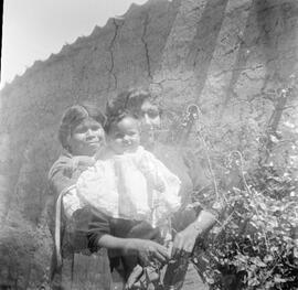 Mujer indígena con niña en brazos.