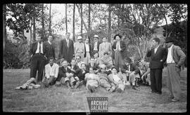 Víctor Calvache, Pacífico Vega, José Pinto, Sr. Chiriboga, Gustavo López y hombres no identificados. Sindicato de Choferes.