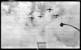 Cuatro aeronaves en el cielo.