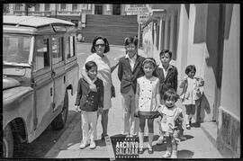 Una madre y sus seis hijos, vecinos de la calle Arenas, vida familiar del barrio
