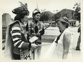 Ceremonia de bienvenida a mujer turista en antiguo monumento de la Mitad del Mundo.