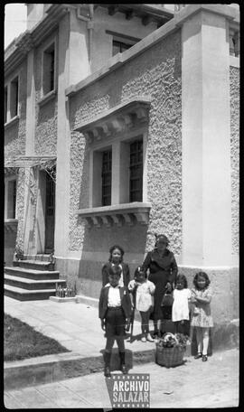 Isabel Barrera, con Lola Salazar, Paco Salazar, Pepa Salazar, Lupe Salazar y Alicia Salazar en la fachada de la casa en la calle Acuña.