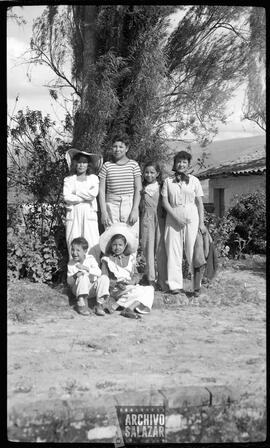 Los 6 hermanos Salazar Barrera. De izquierda a derecha, Pepa, Paco, Lupe y Lola, delante Roberto y Alicia en la casa de la Merced.