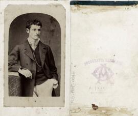 Tarjeta de visita del Estudio A. Plavarria (Quito), retrato de Manuel Sarasti Alvarez.