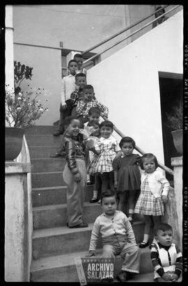 Fredy Bolaños con niños no identificados en gradas de casa.