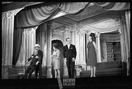 Ernesto Albán y Oscar Guerra con personas sin identificar en presentación en el Teatro Sucre.