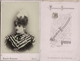 Tarjeta de visita del Estudio Benjamin Rivadeneira (Quito), retrato de mujer sin identificar.