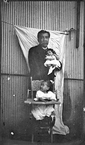 Retrato de Sr. Romero en Guayaquil con niños no identificados.