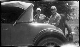 Carmen Barrera y Rosa Latorre en automovil de la época.